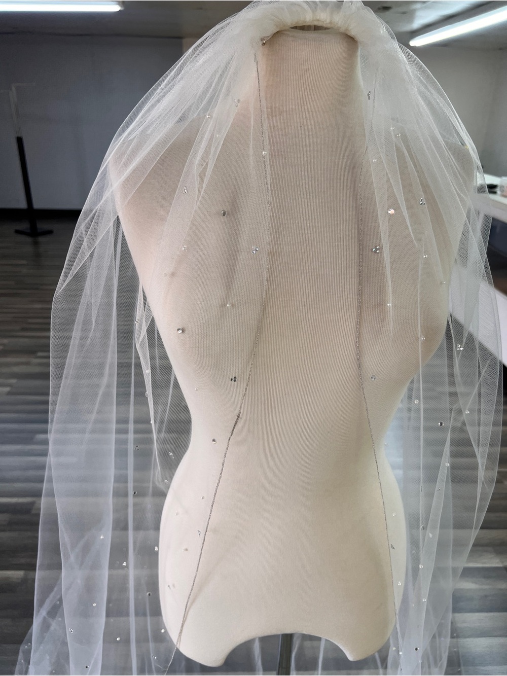 Bridal Veil with Scattered Crystals & Pearls- Ivory